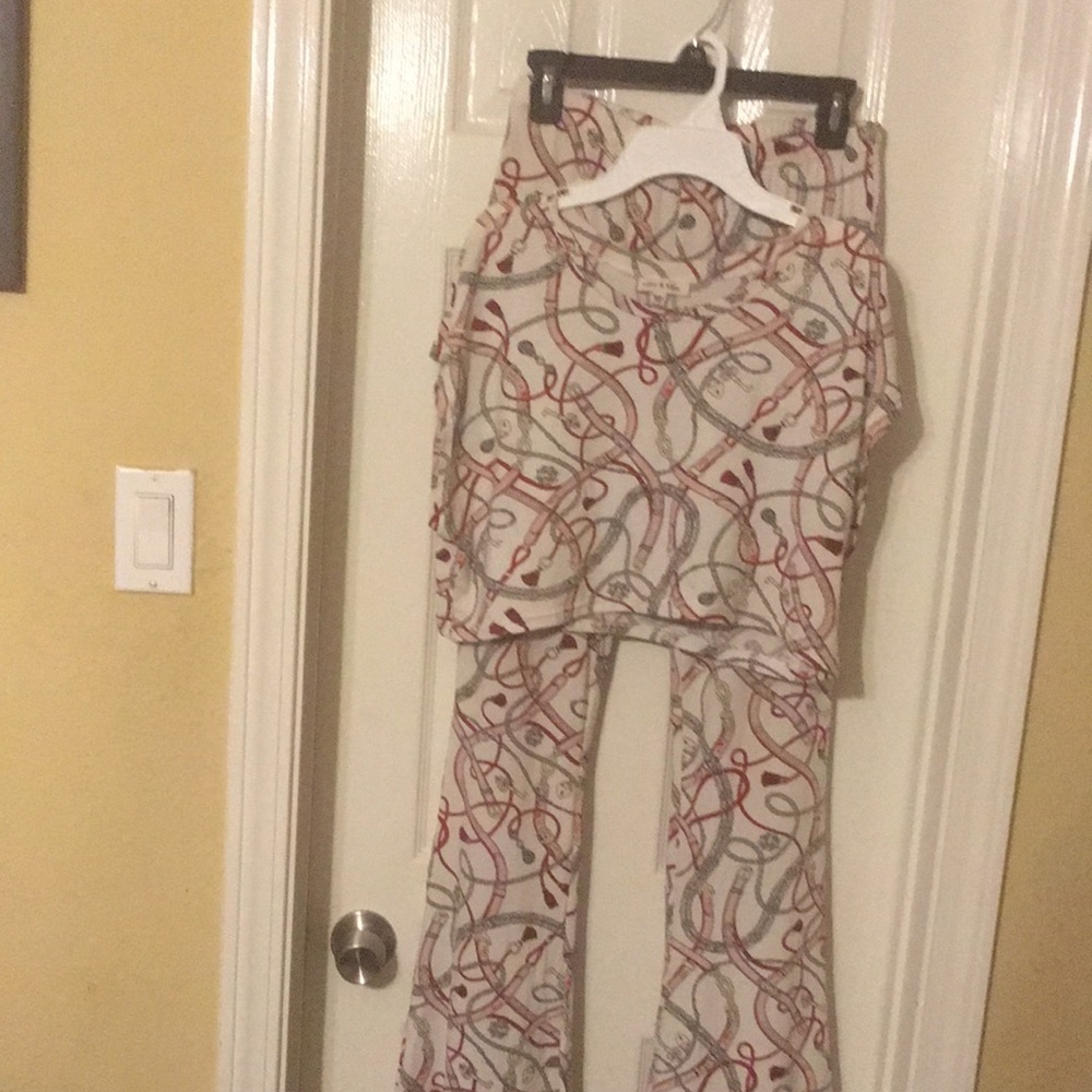 Ladies beige and red Ellie&Kate 2pc lounge wear size large.